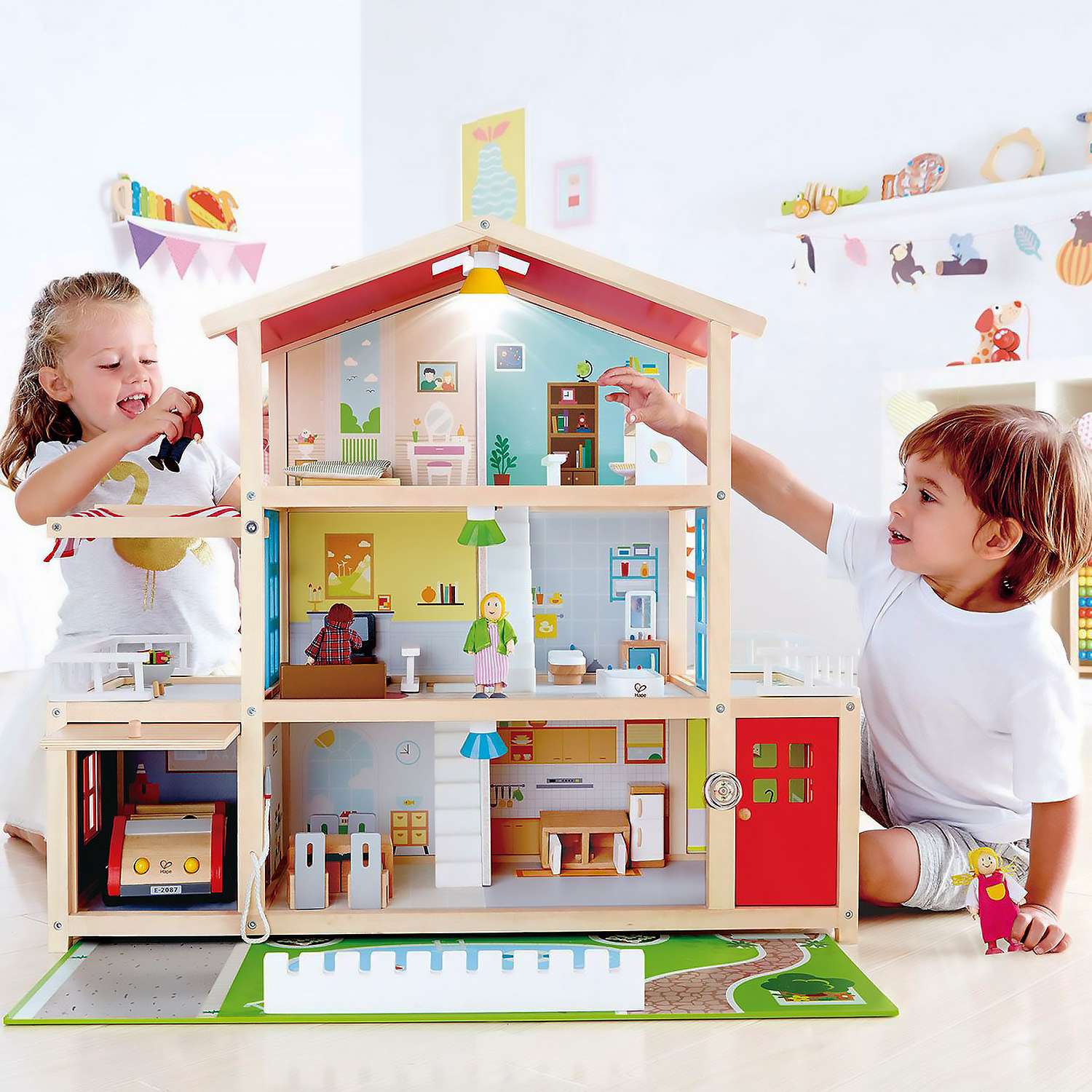 Кукольный домик Hape Семейный особняк с мебелью 29 предметов с 4 куклами свет звук E3405_HP E3405_HP - фото 1