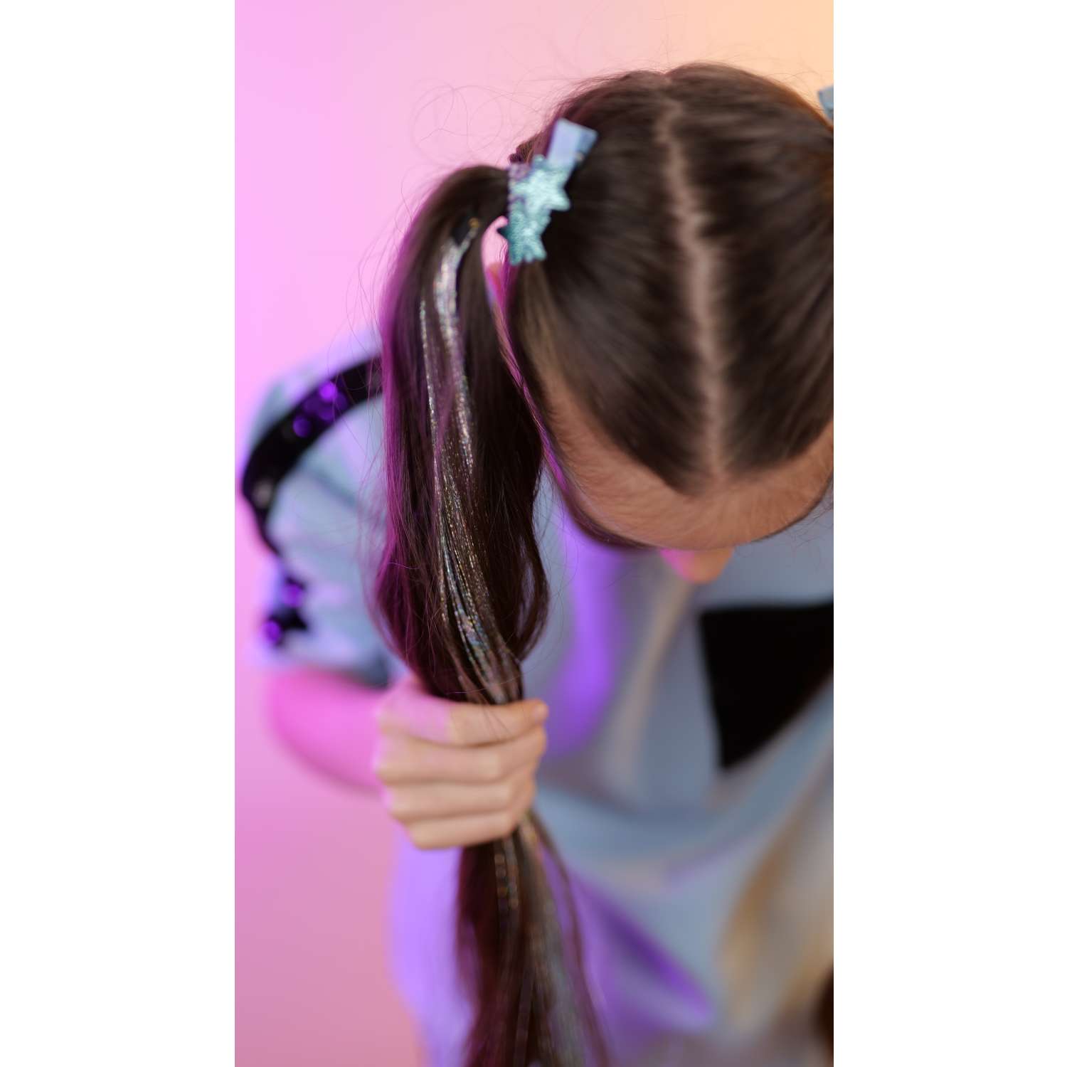 Цветные пряди для волос Lukky Fashion на заколках искусственные блестящие серебряные 60 см аксессуары для девочек - фото 3