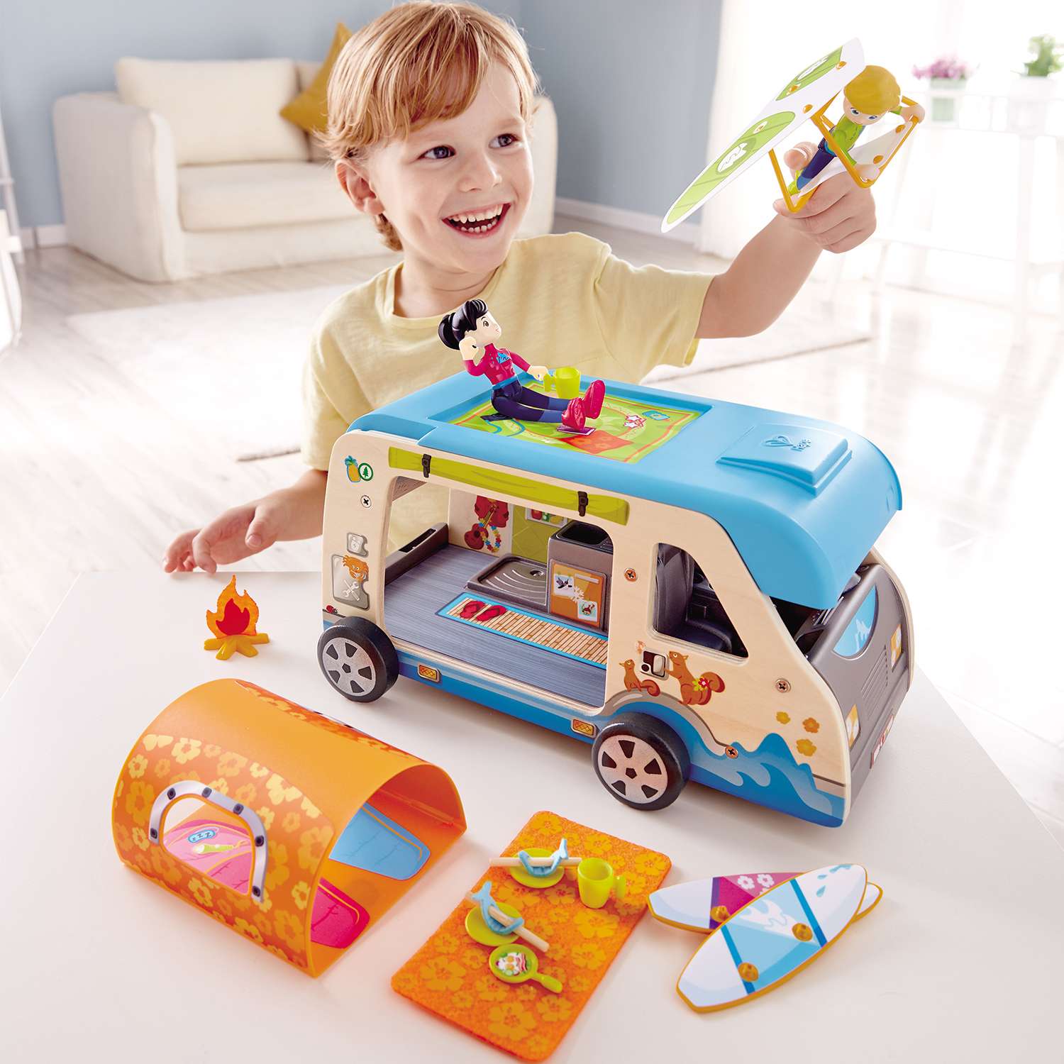 Кукольный домик Hape Фургон для приключений с аксессуарами 20 предметов 2 куклами E3407_HP - фото 1