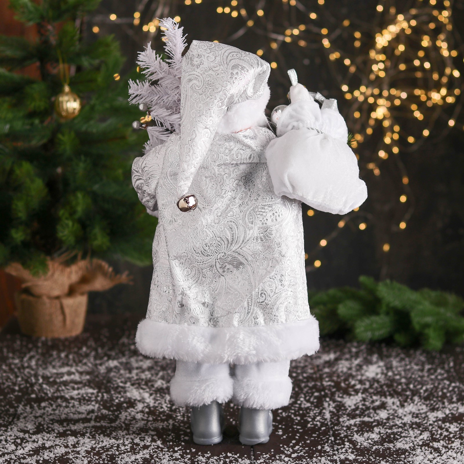 Дед мороз Зимнее волшебство «В высоком колпачке в ремешке и с мешком» 44 см серебристо-белый - фото 3