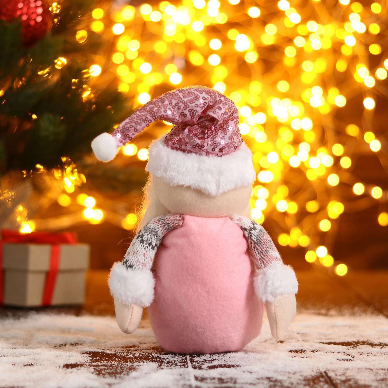 Мягкая игрушка Зимнее волшебство «Дед Мороз в розой шапочке-длинные ножки» 11х37см бело-розовый - фото 3