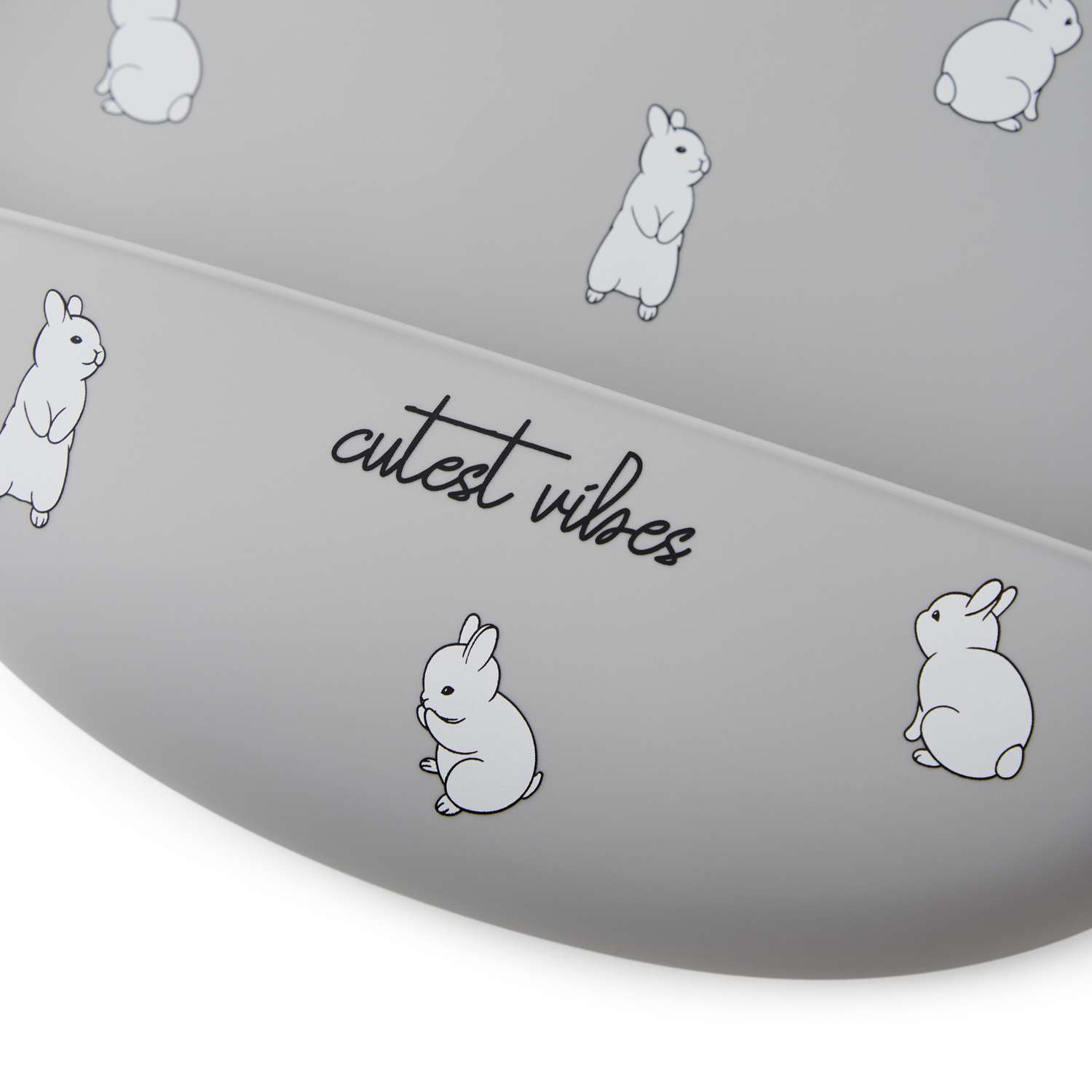 Нагрудник Happy Baby силиконовый с кармашком серый с кроликами - фото 6
