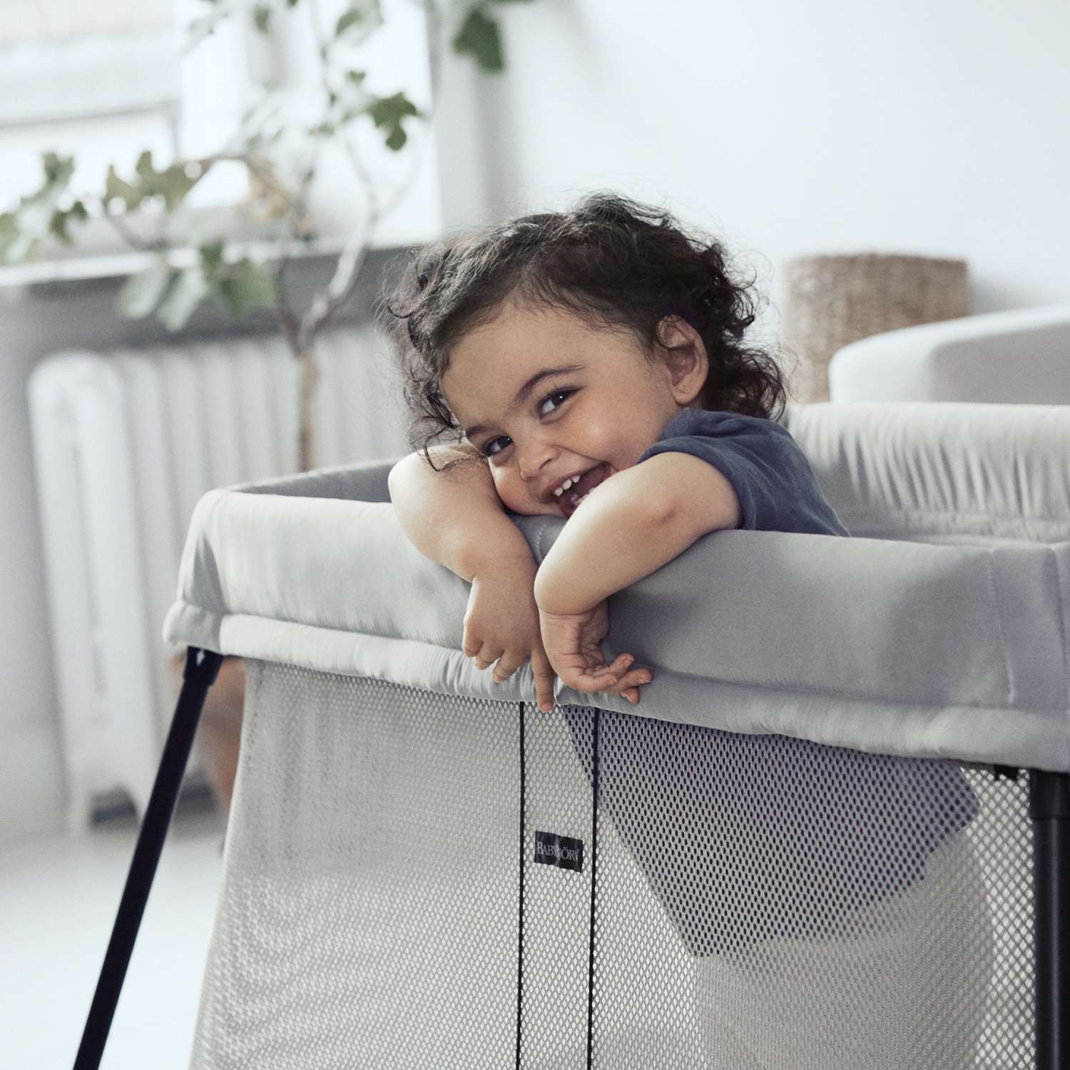 Манеж-кровать BabyBjorn Travel Cot Light Airy Mesh 402.48 - фото 4