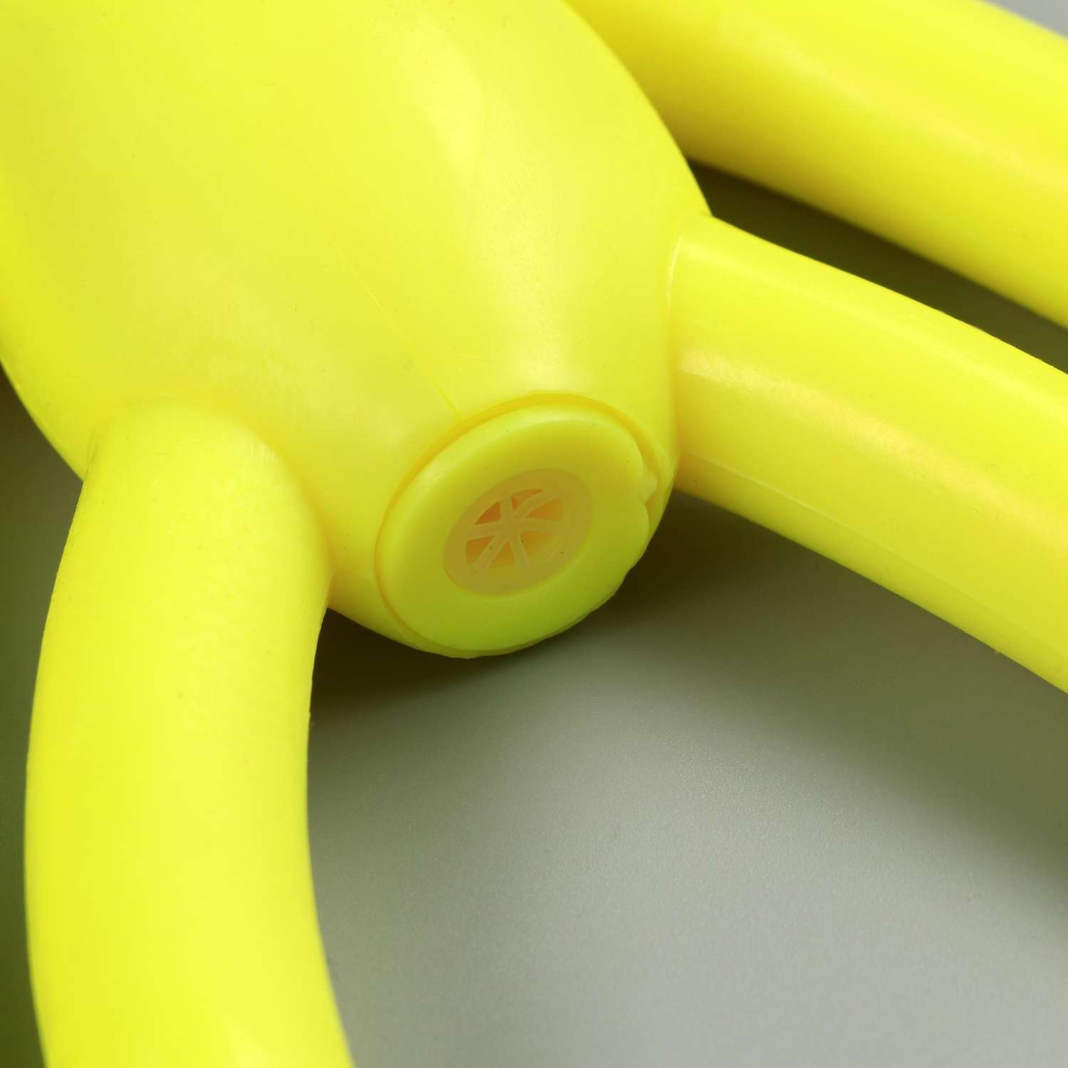 Игрушка Пижон для собак «Обезьяна» с пищалкой 19.5 см силикон жёлтая - фото 4