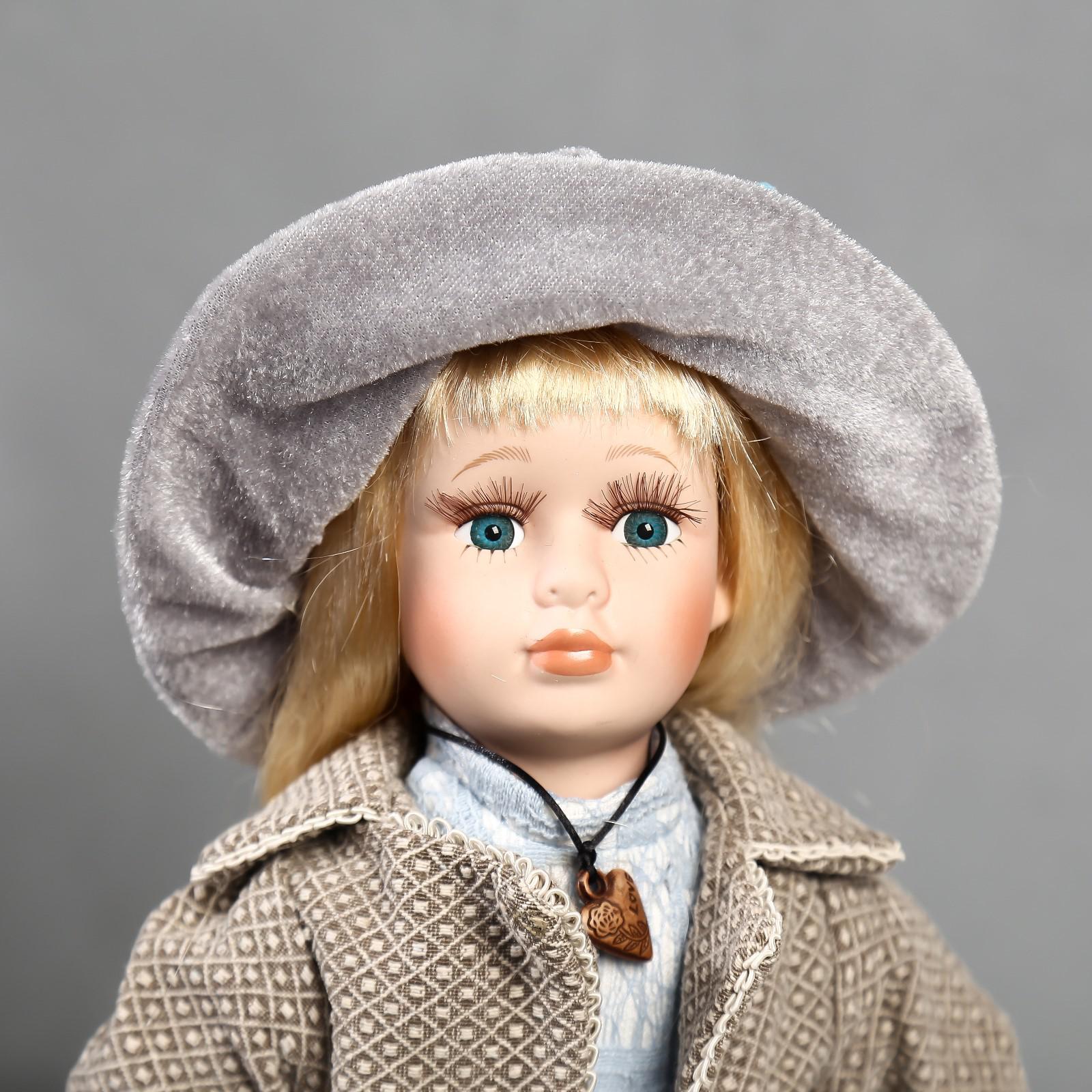 Кукла коллекционная Зимнее волшебство керамика «Лиза в голубом кружевном платье и серой курточке» 40 см - фото 5