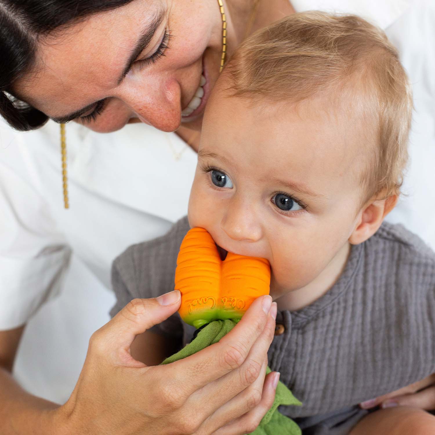 Прорезыватель комфортер OLI and CAROL MINI DOUDOU teether cathy the carrot из натурального каучука - фото 7