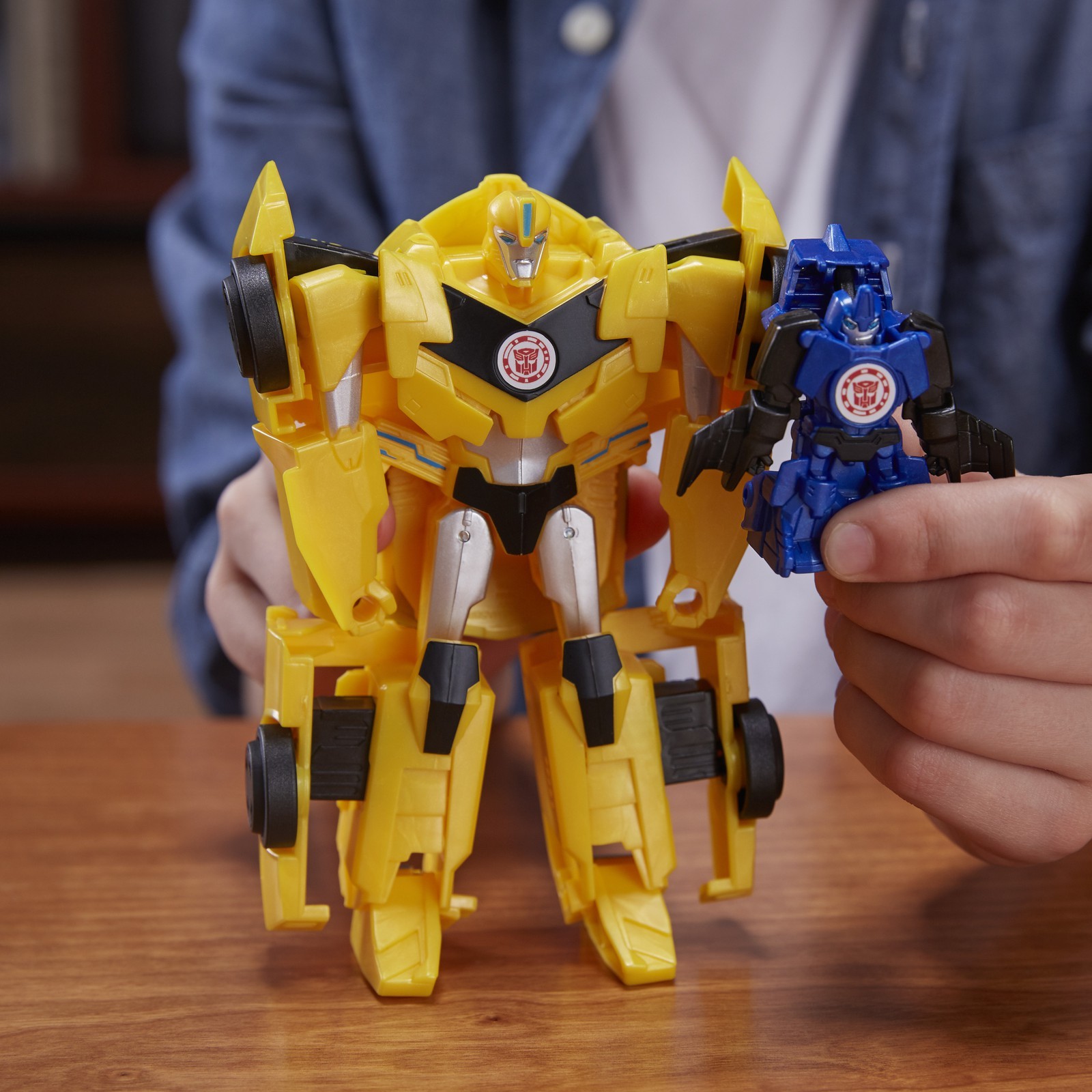 Робот трансформер трансформируется. Трансформер Hasbro Transformers Бамблби. Transformers Robots in Disguise игрушки Hasbro. Transformers Robots in Disguise Bumblebee. Трансформеры под прикрытием игрушка Бамблби Хасбро