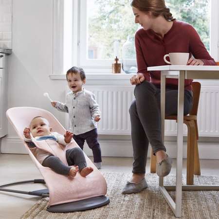 Кресло-шезлонг BabyBjorn Bliss Mesh нежно-розовый