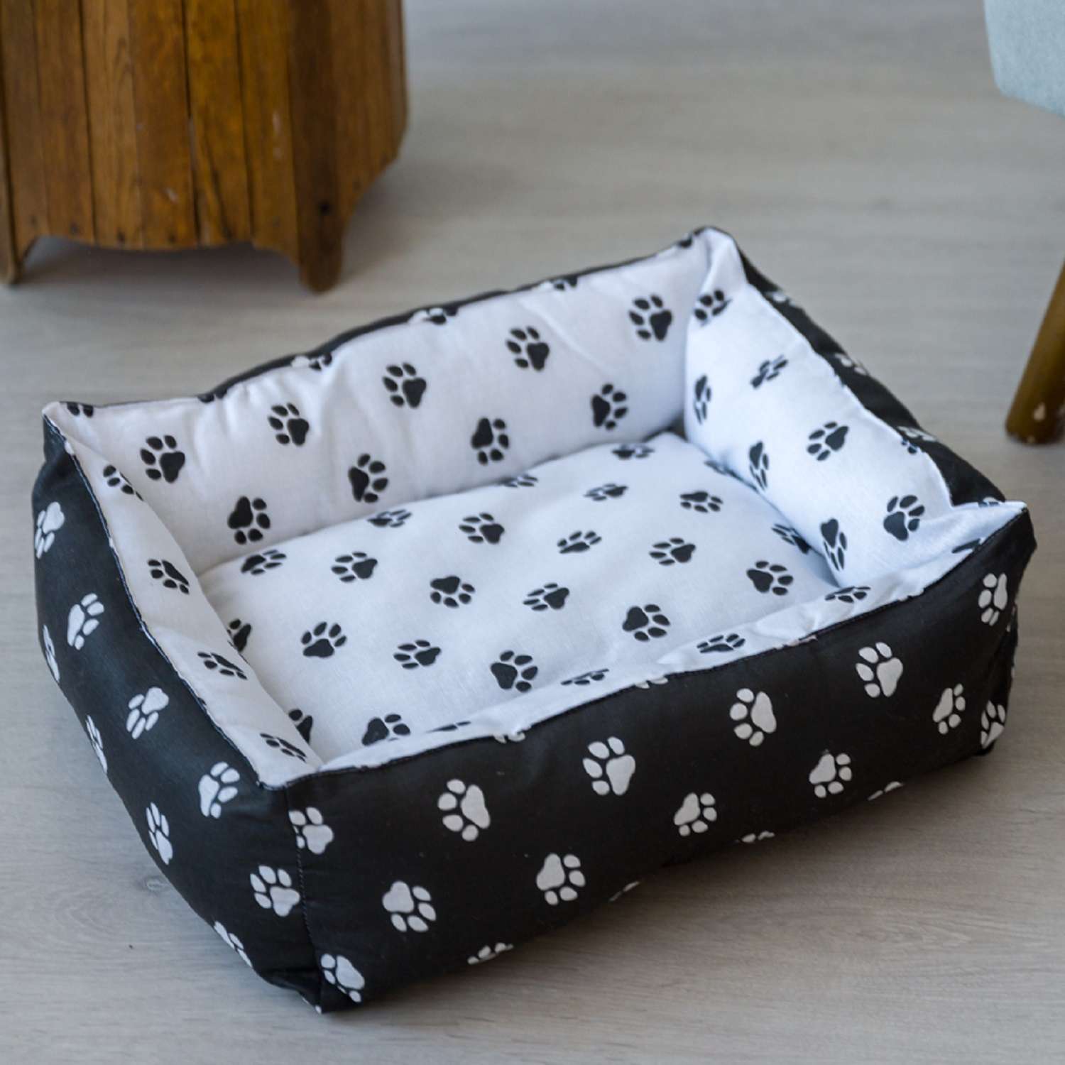 Лежак для собак и кошек BIO-TEXTILES Лапки черный - фото 1