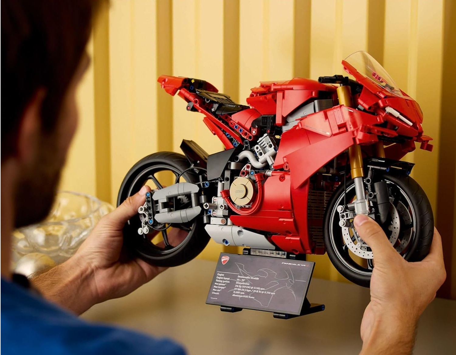 Конструктор LEGO Мотоцикл Ducati Panigale V4 S 42202 - фото 7