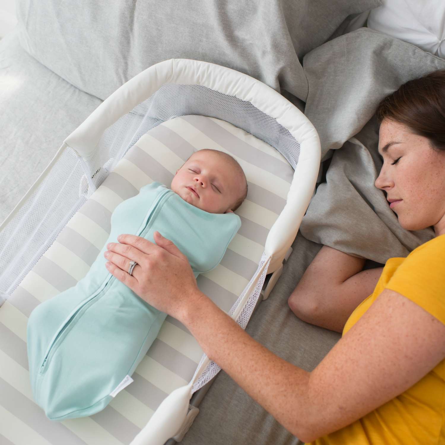 Новорожденному спать на боку или спине. Позы для сна новорожденного. Совместный сон. Укладывание в кроватку новорожденному. Правильная поза для сна новорожденного.