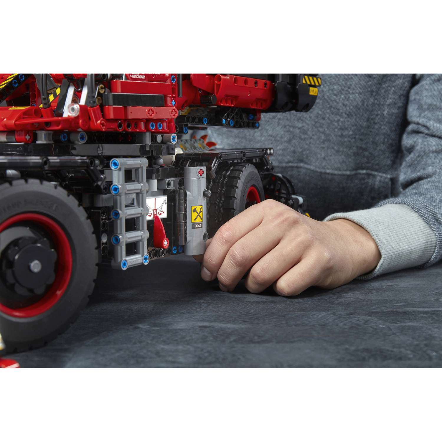 Конструктор LEGO Technic Подъёмный кран для пересечённой местности 42082 - фото 48