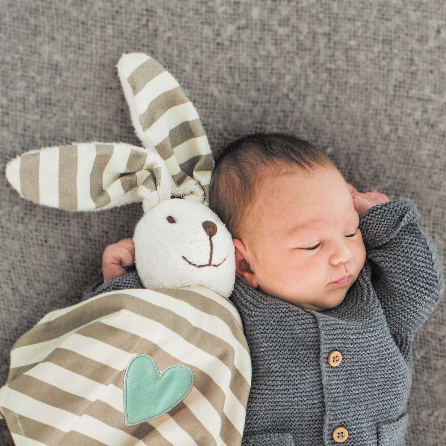 Игрушка для новорожденных HAPE Кролик зеленый серия Малышам - фото 1