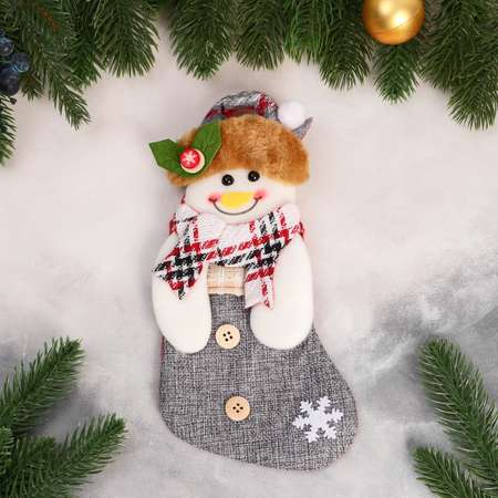 Носок Зимнее волшебство для подарков «Снеговик с ягодкой» 11х26 см бело серый
