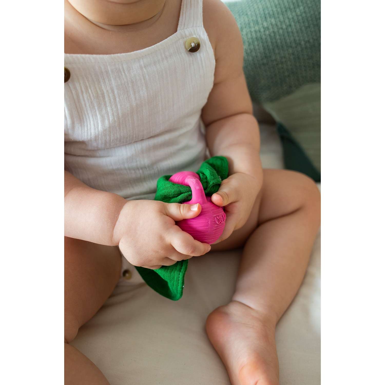 Прорезыватель комфортер OLI and CAROL MINI DOUDOU teether ramona the radish из натурального каучука - фото 2