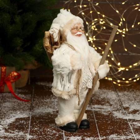 Дед мороз Зимнее волшебство «В белой шубе кофте ромбик с посохом и подарками» 16х30 см