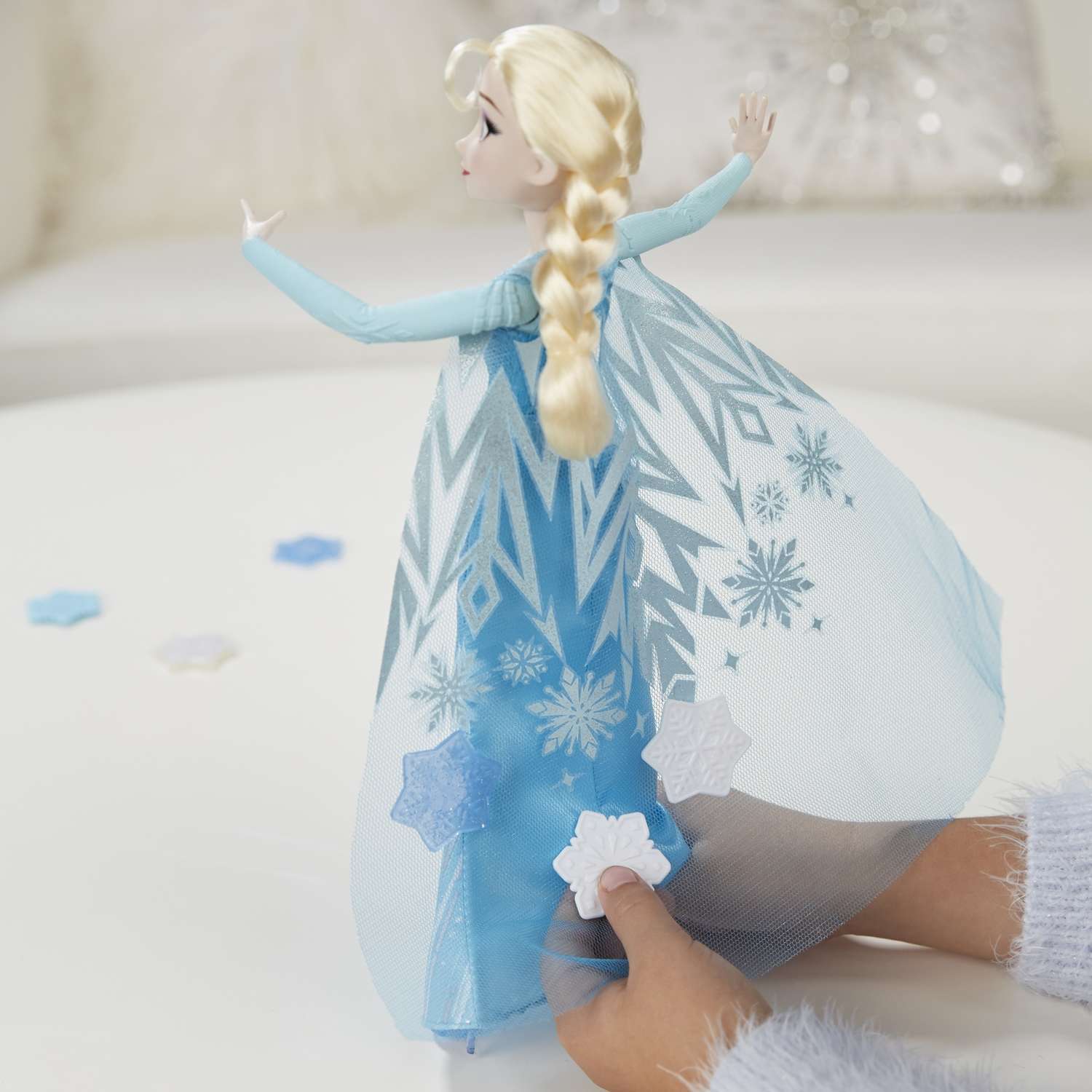 Кукла Princess Эльза запускающая снежинки рукой B9204EU4 - фото 6