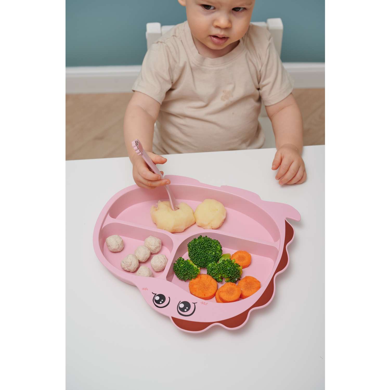 Набор детской посуды Добрый Филин Тарелка вилка ложка Динозаврик розовый 4 предмета - фото 9