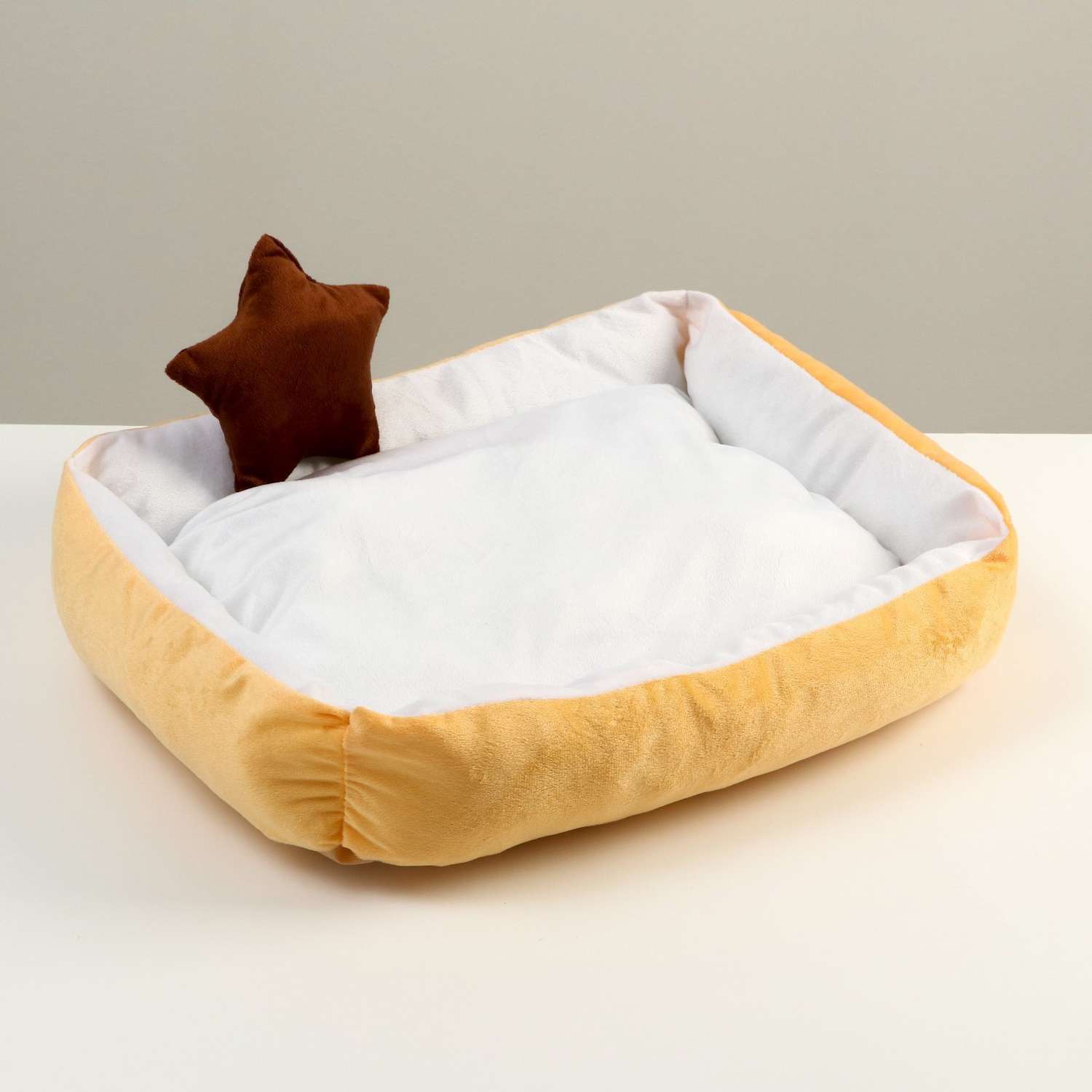 Лежанка Пижон мягкая прямоугольная со съемной подушкой + игрушка звезда 54х42х11 см персик - фото 1