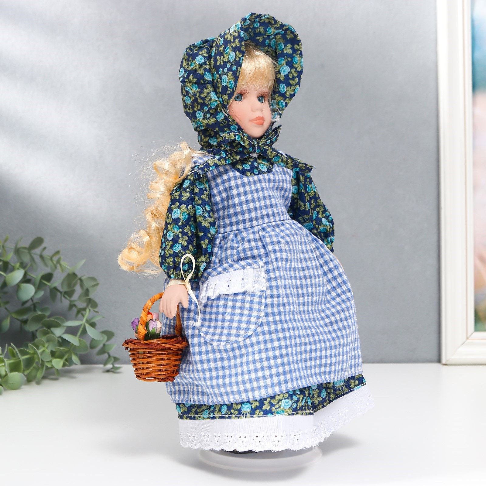 Кукла коллекционная Зимнее волшебство керамика «Маруся в синем цветочном платье и косынке» 30 см - фото 2