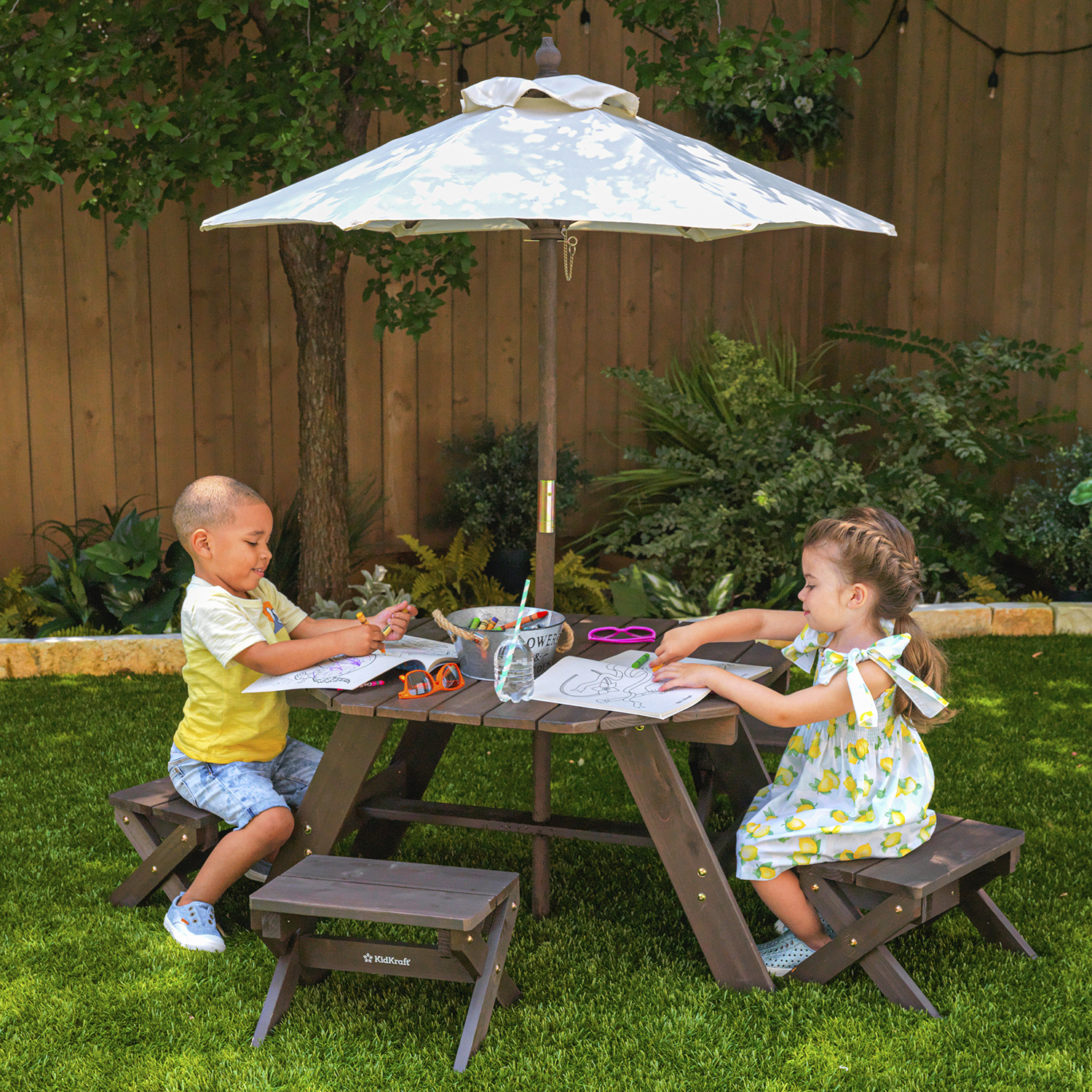 Детская садовая мебель KidKraft 4 скамьи стол-пикник зонт бежево-коричневый 20304_KE - фото 1