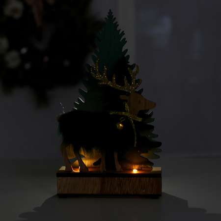 Новогодний декор Лесная мастерская с подсветкой «Ёлочки и олень с колокольчиком» 6×4×19.5 см зелёный