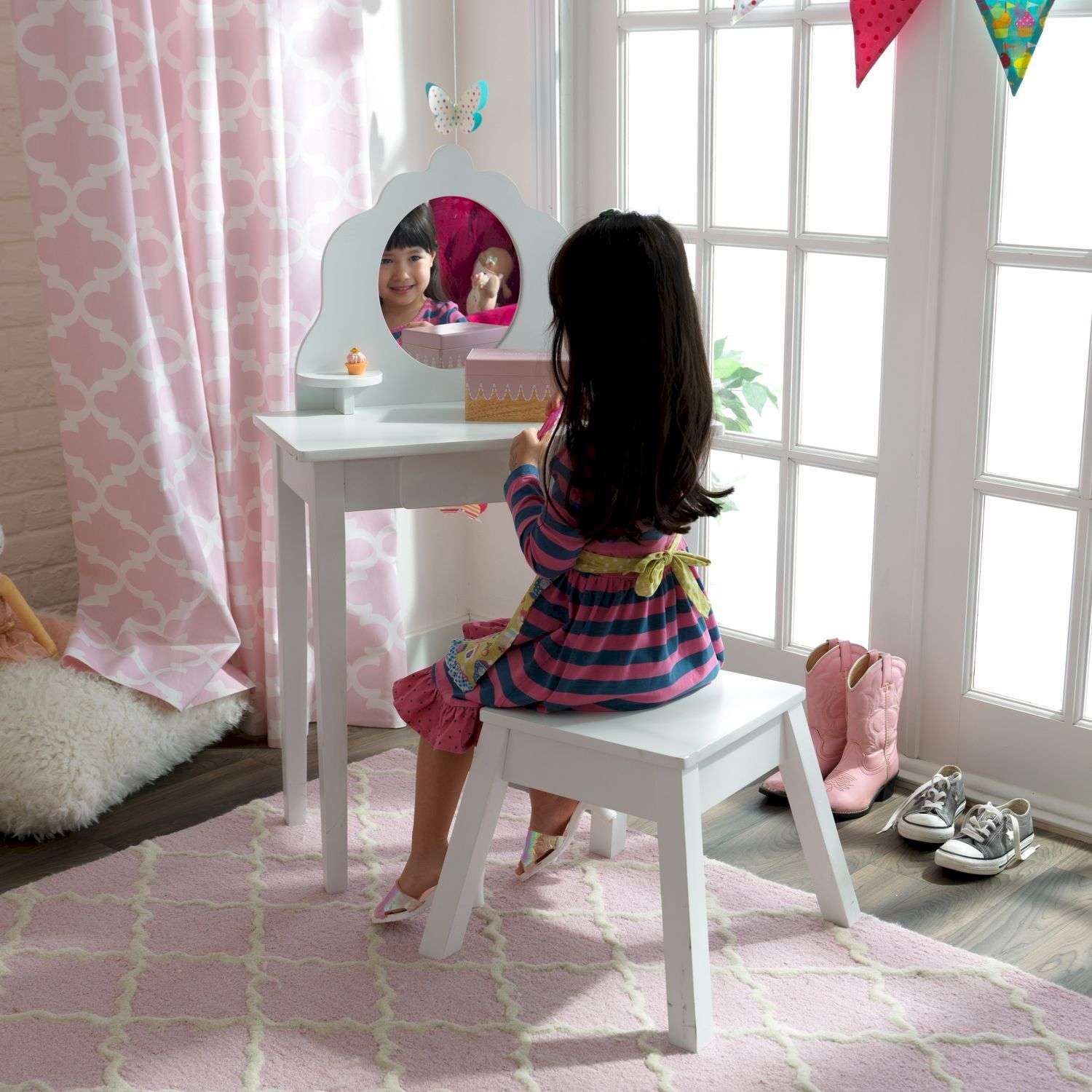 Детский туалетный столик-трюмо для девочки со стулом