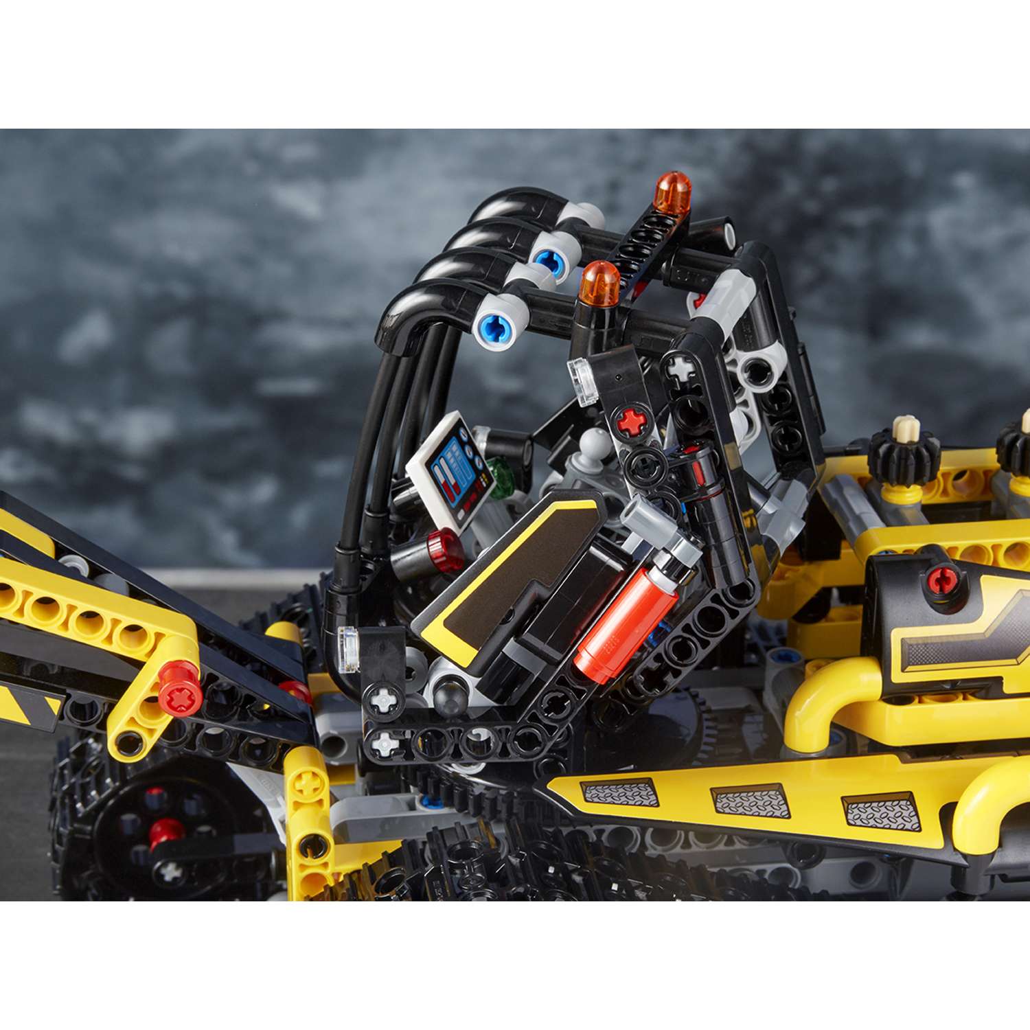 Конструктор LEGO Technic Гусеничный погрузчик 42094 - фото 14