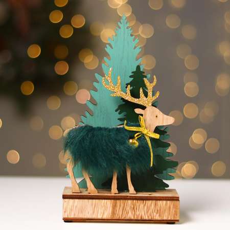 Новогодний декор Лесная мастерская с подсветкой «Ёлочки и олень с колокольчиком» 6×4×19.5 см зелёный