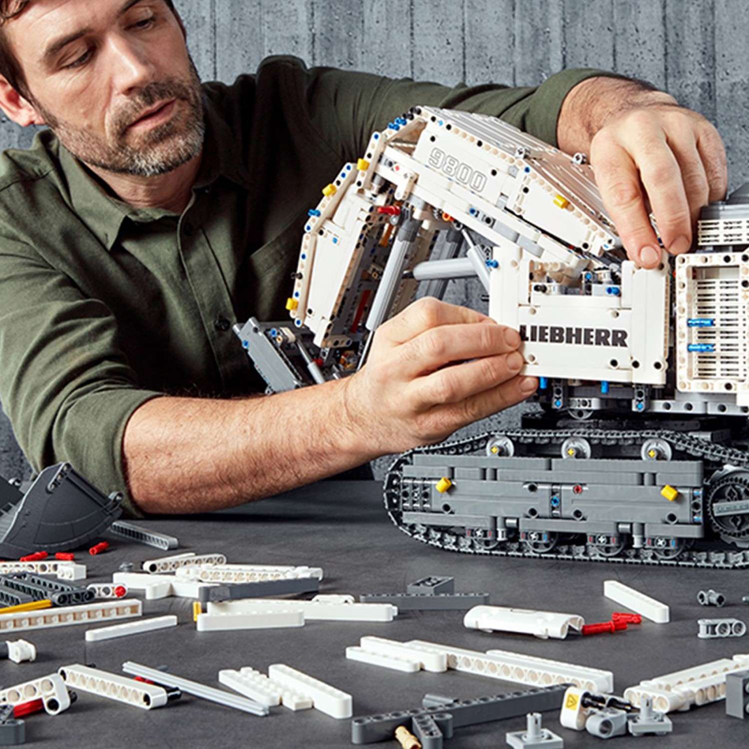 Конструктор LEGO Technic Экскаватор Liebherr R 9800 42100 - фото 15