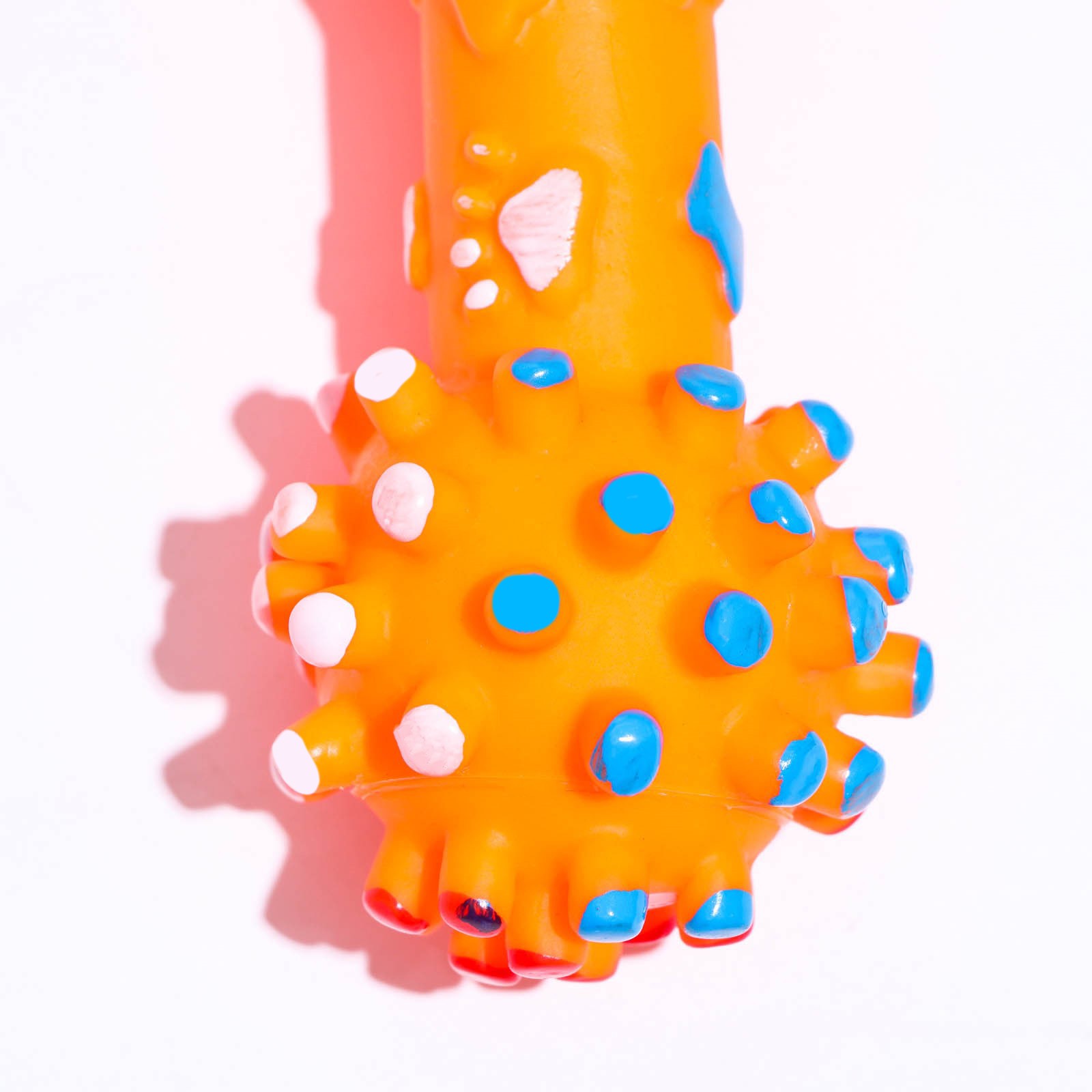 Игрушка для собак Пижон пищащая увеличенная «Гантель с лапками» оранжевая - фото 2