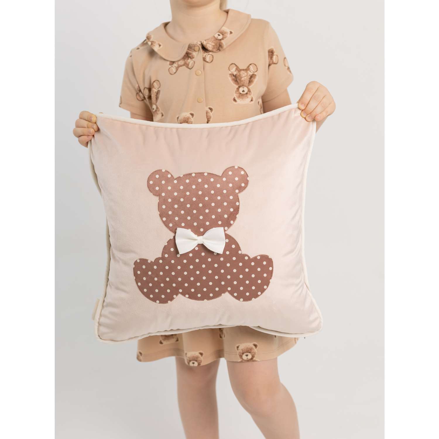 Подушка декоративная детская Мишель Мишка в горошек цвет розовая пудра - фото 3