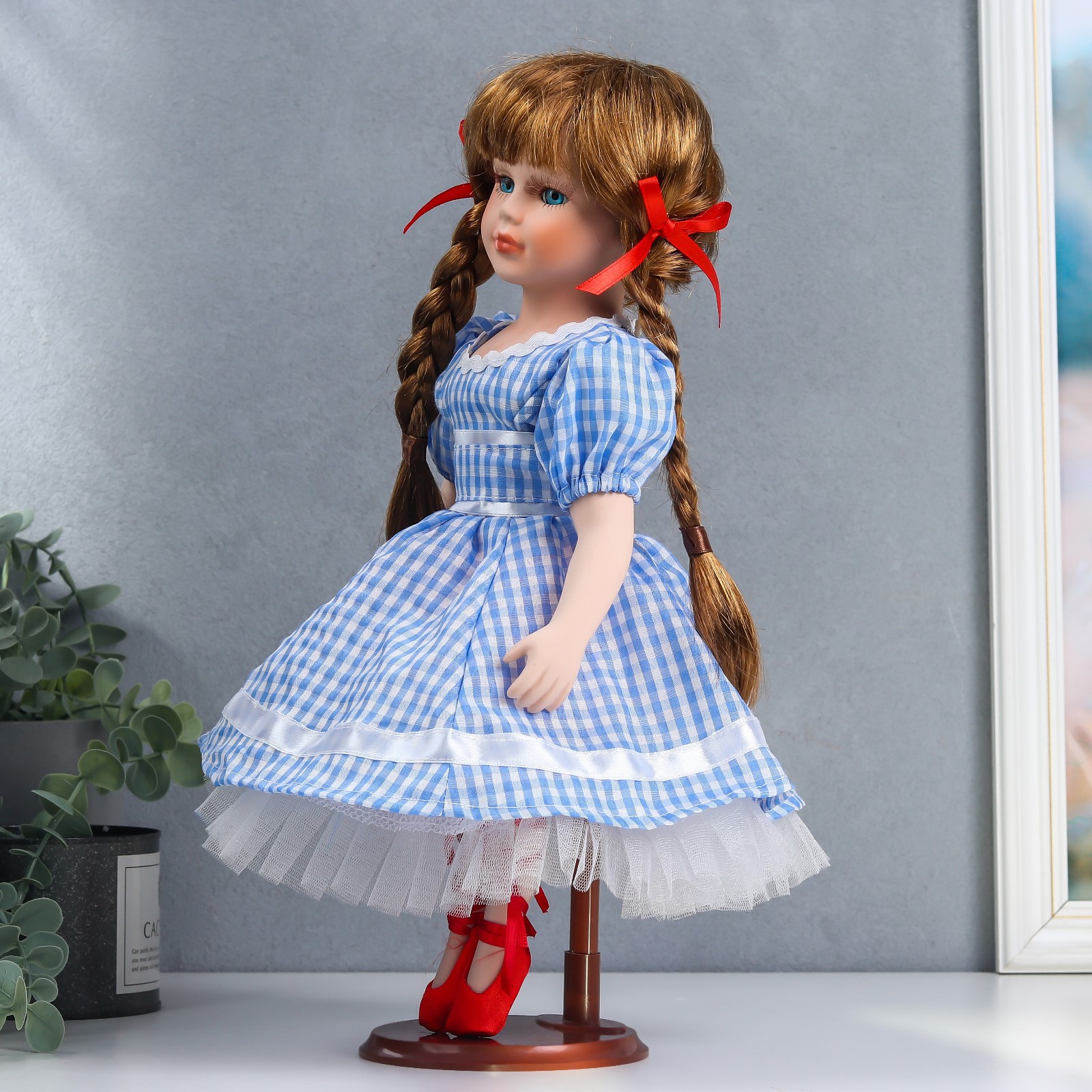 Кукла коллекционная Зимнее волшебство керамика «Мила в синем платье в мелкую клетку» 40 см - фото 3