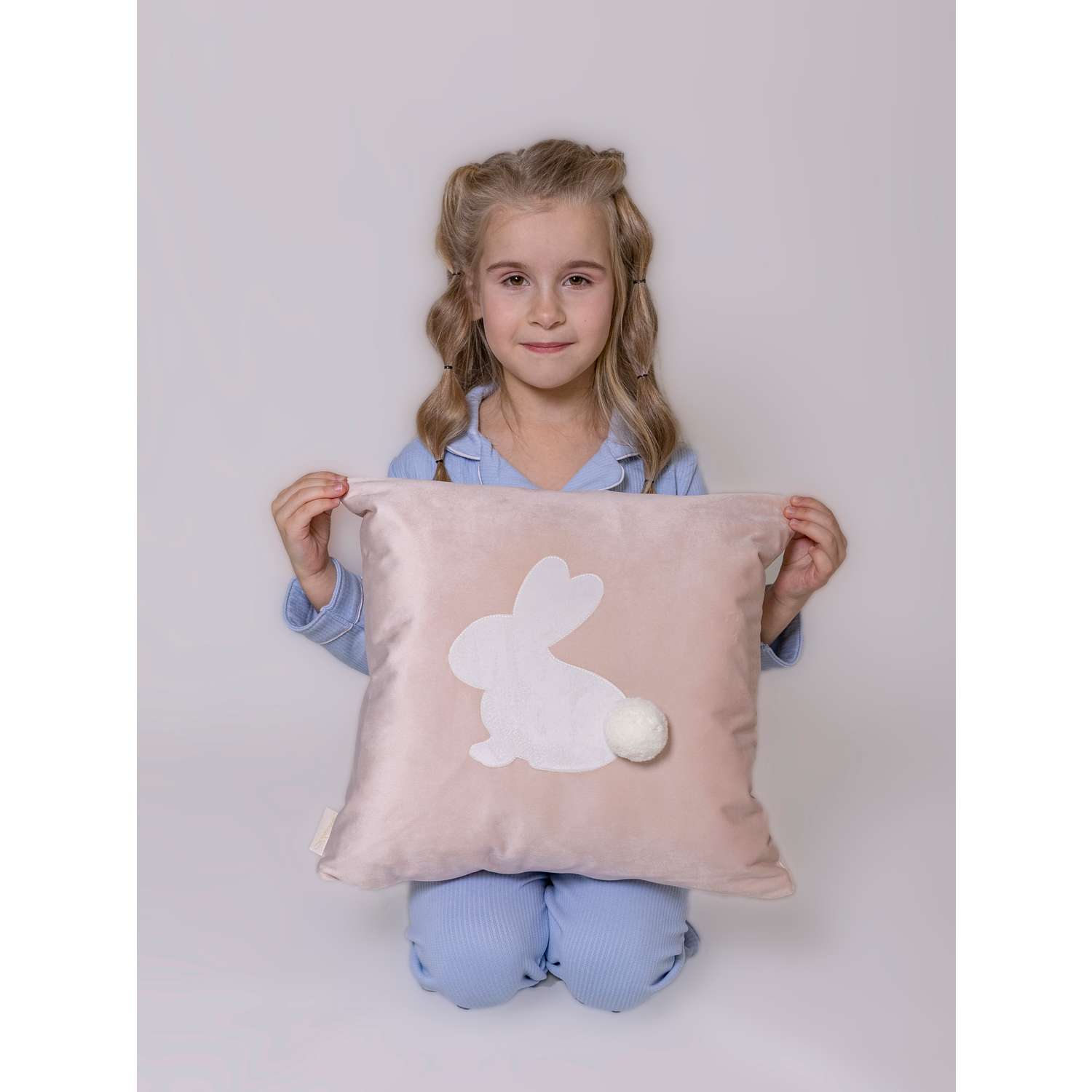 Подушка декоративная детская Мишель Зайка с пушистым хвостом розовый цвет правая - фото 3