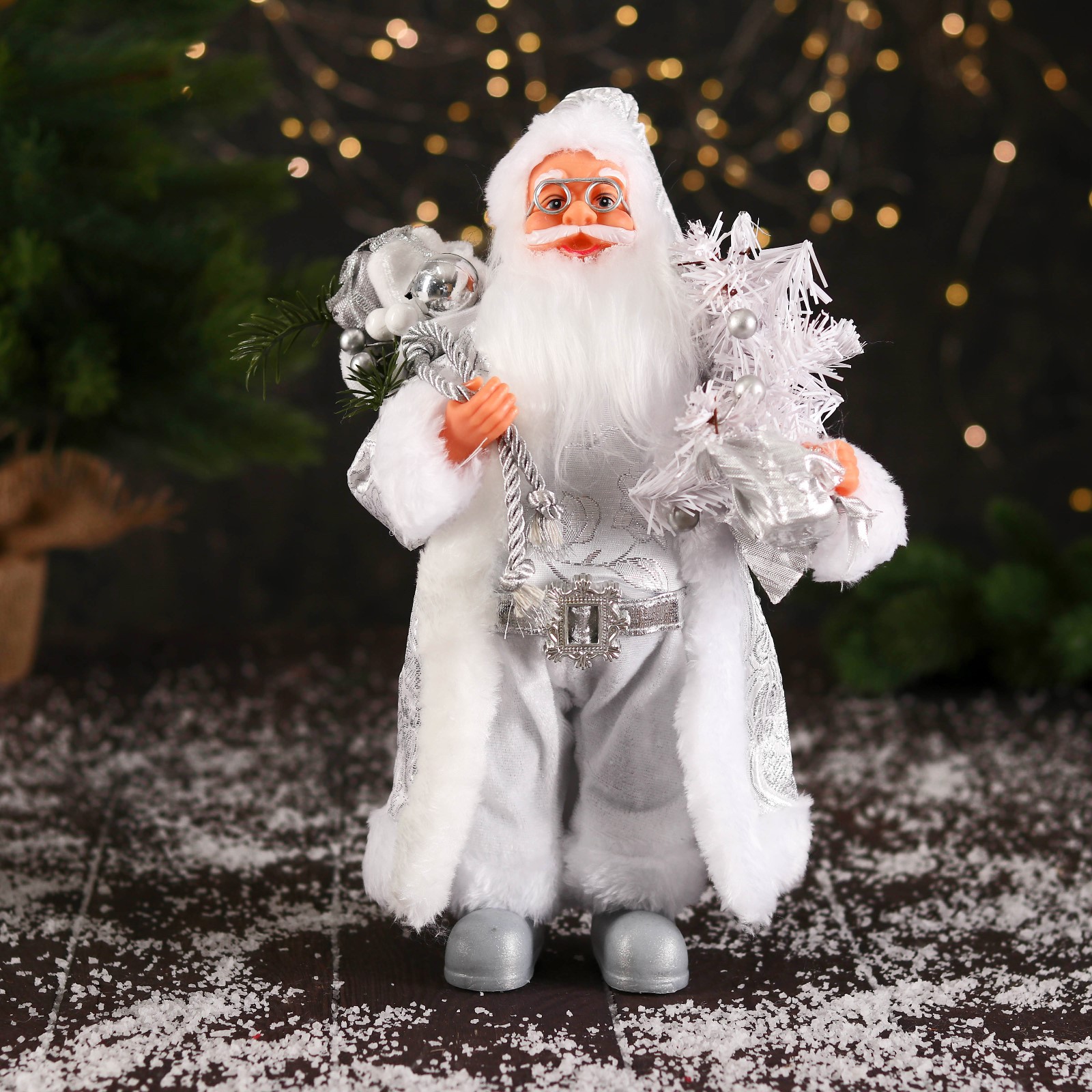 Дед мороз Зимнее волшебство «В высоком колпачке в ремешке и с мешком» 30 см серебристо-белый - фото 1