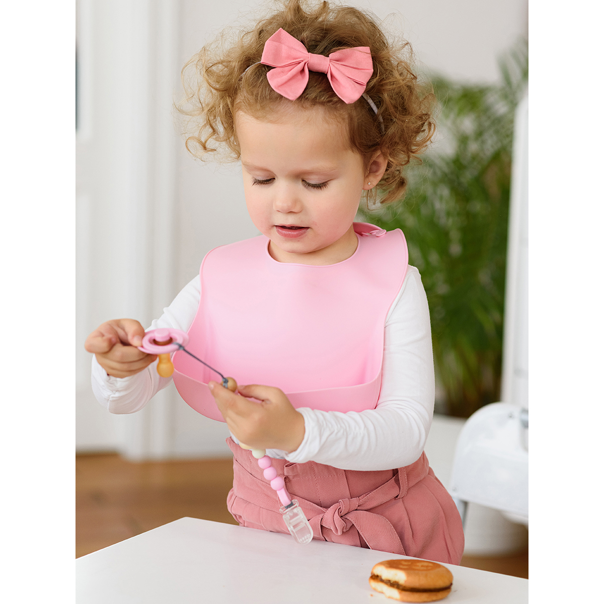 Нагрудник силиконовый Miyoumi с карманом - Baby pink - фото 17