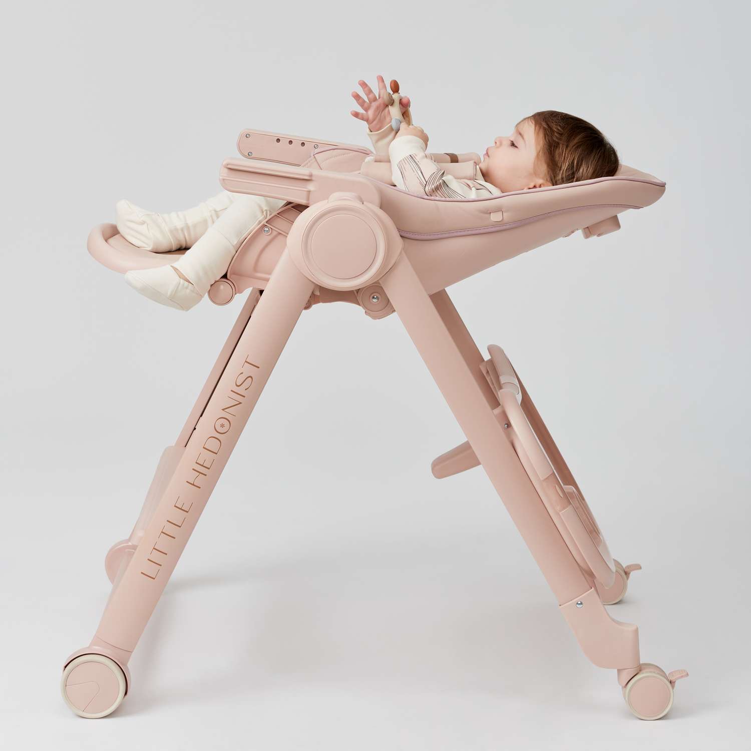 Стульчик для кормления happy baby berny v2 до 25 кг шезлонг экокожа beige