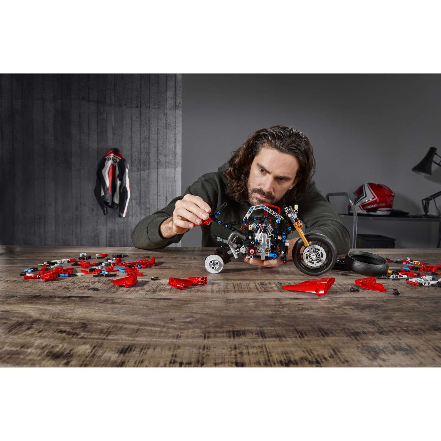 Конструктор LEGO Technic Ducati Panigale V4 R 42107 - фото 18