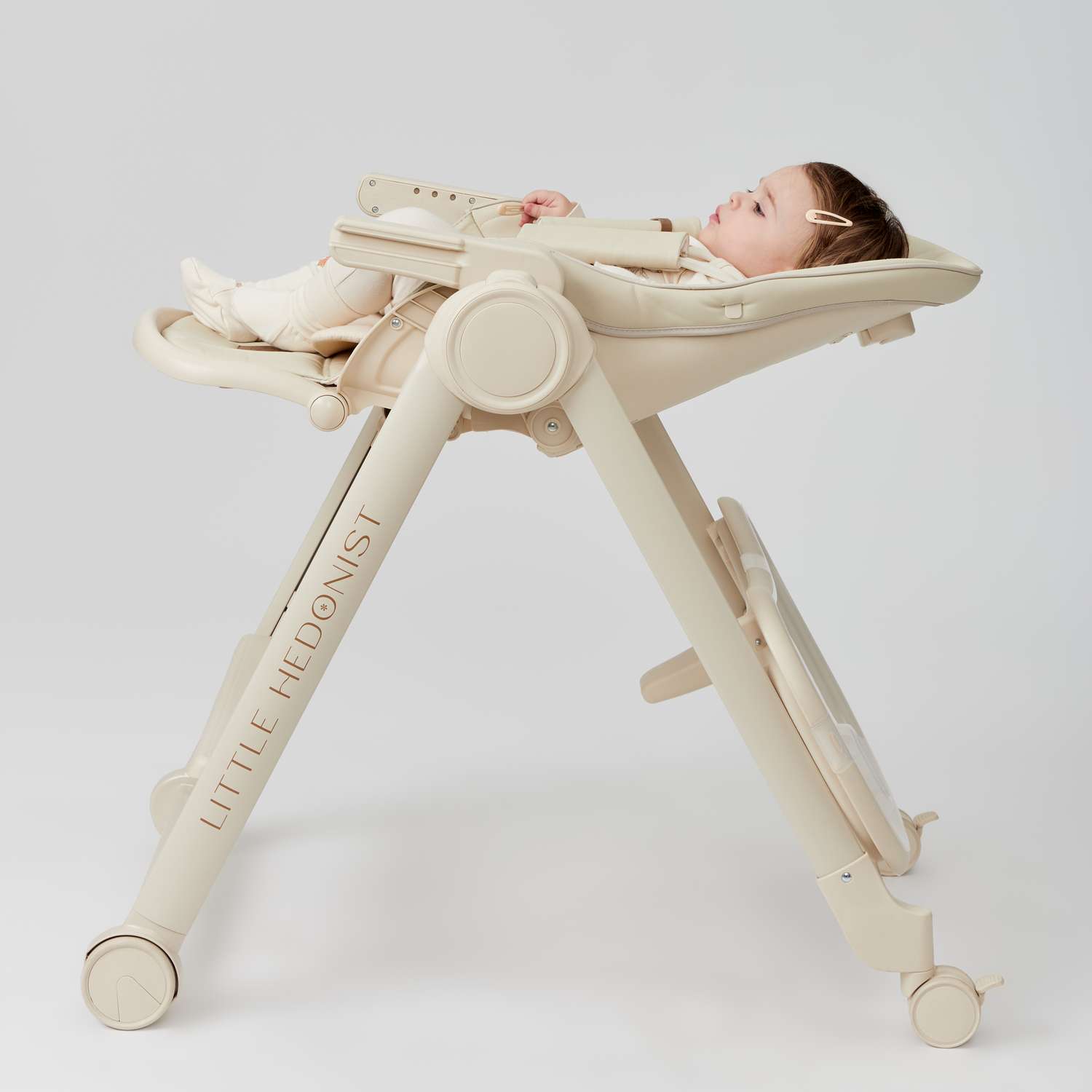 Стульчик для кормления happy baby berny v2 до 25 кг шезлонг экокожа beige