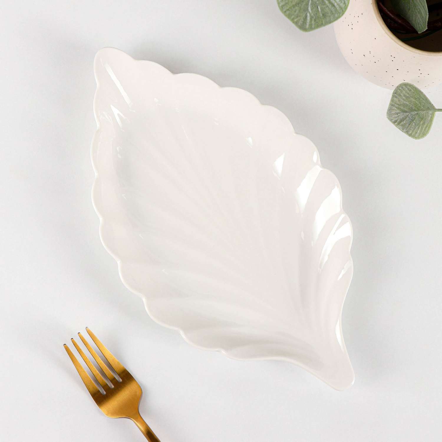 Блюдо Sima-Land керамическое «Лист» 25.5×14.5 см цвет белый - фото 1
