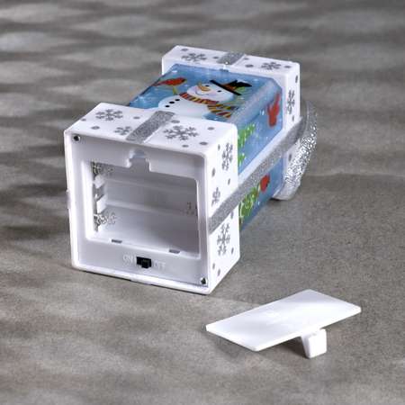 Светодиодная фигура Sima-Land «Белый подарок со снеговиком» батарейки не в комплекте эффект пламени