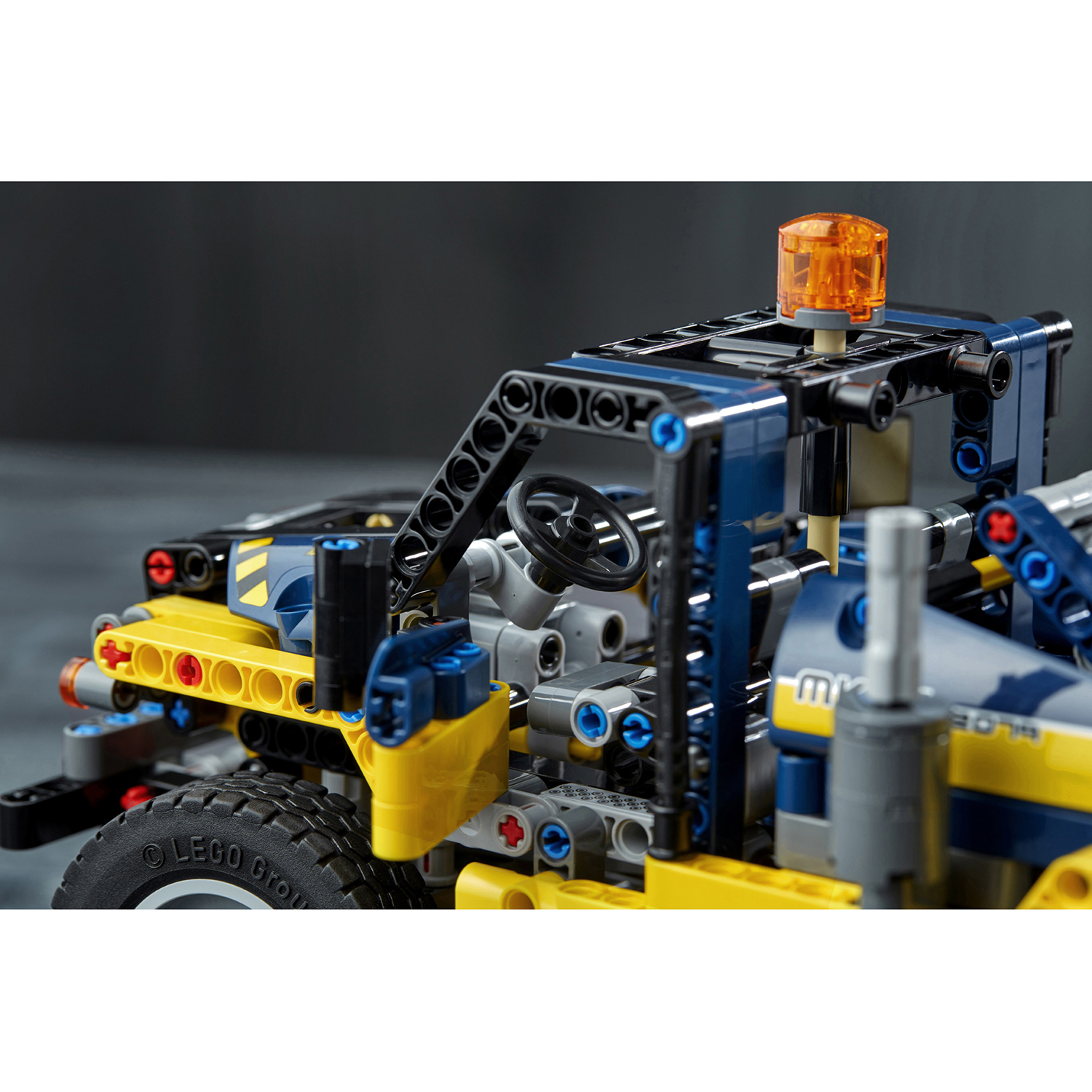 Конструктор LEGO Technic Сверхмощный вилочный погрузчик 42079 - фото 6