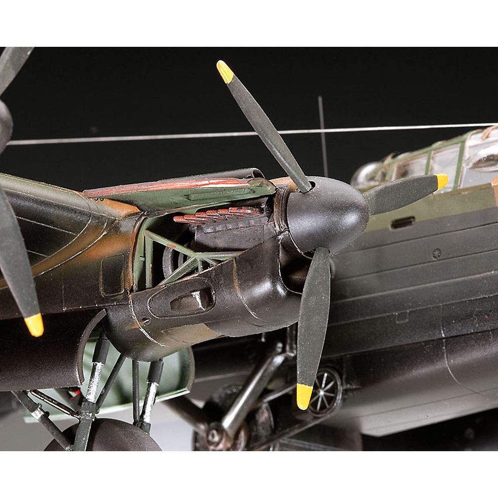 Сборная модель Revell Бомбардировщик Lancaster Dam Buster 1:72 04295 - фото 4