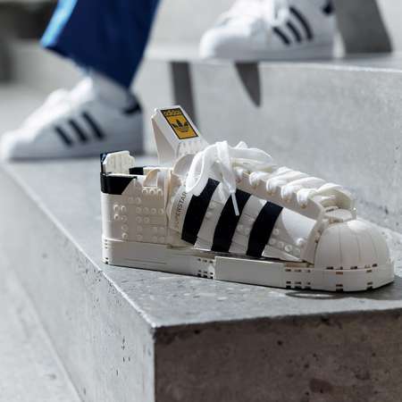 Конструктор LEGO Icons Кроссовки adidas Originals Superstar 10282