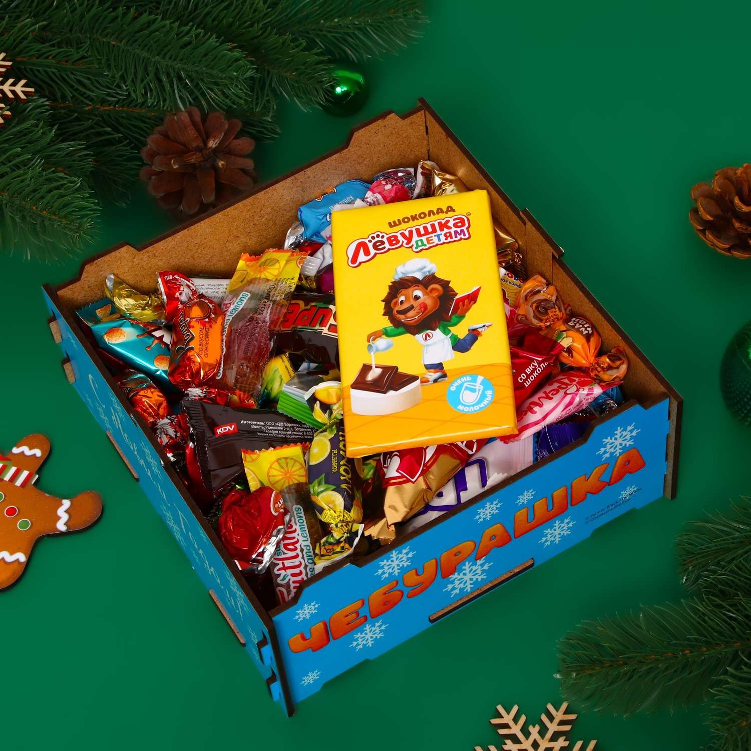 Новогодний подарок Sima-Land конфетная коробка Чебурашка 1000 г - фото 2