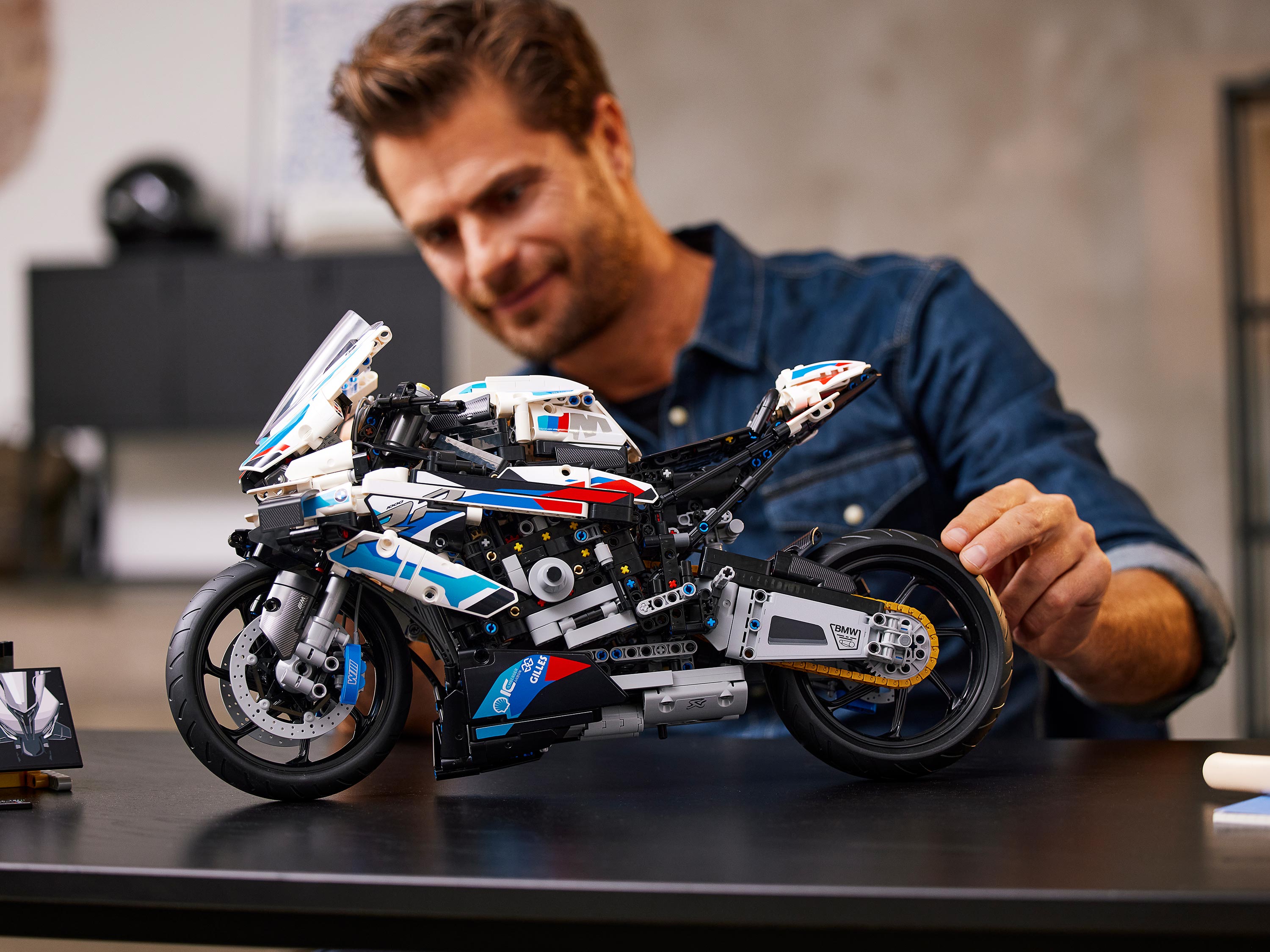 Конструктор LEGO Technic Мотоцикл BMW M 1000 RR - фото 13