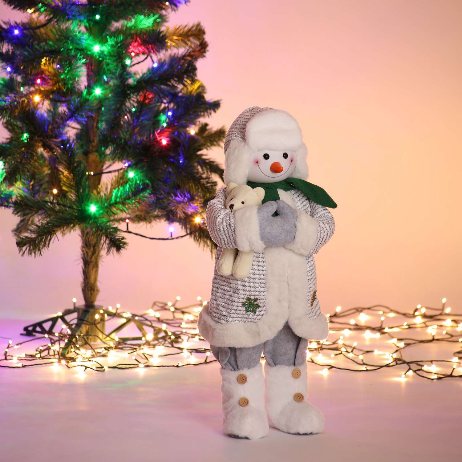 Фигура декоративная BABY STYLE Снеговик белый костюм серые штаны с медвежонком 63 см - фото 1