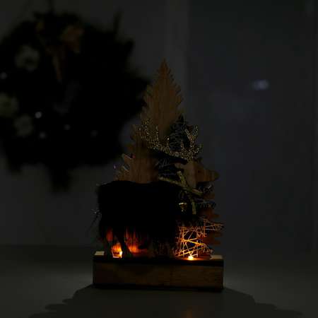 Новогодний декор Лесная мастерская с подсветкой «Ёлочки и олень с колокольчиком» 13.5×5×22 см зелёный