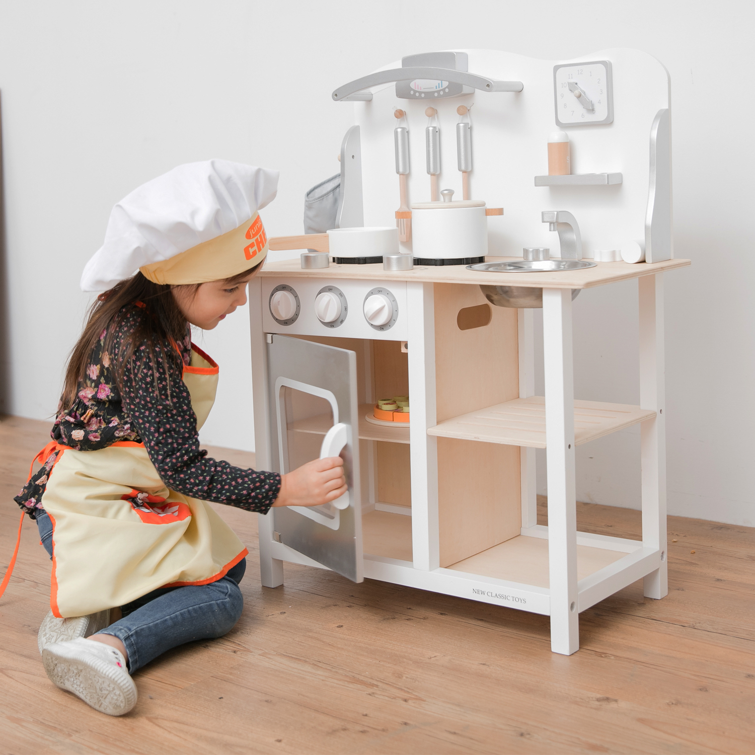 New classic toys. Детская кухня New Classic Toys bon Appetit kitchenette. Детская кухня New Classic Toys 11065. Кухня детская деревянная New Classic Toys. Кухни New Classic.
