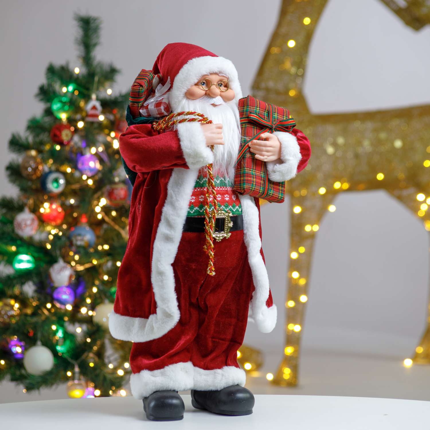 Фигура декоративная BABY STYLE Дед Мороз в бордовой длинной шубе с белым орнаментом с подарками 60 см - фото 1